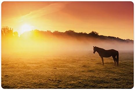 Prostirka za kućne ljubimce za hranu i vodu, konji koji pasu na pašnjaku pri zalasku sunca, dramatičan ispis s maglovitim krajolikom,