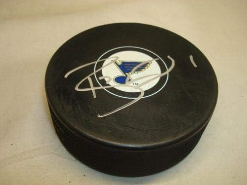 Brian Elliot potpisao je hokejaški pak St. Louis Blues s autogramom 1C-NHL Pak s autogramom